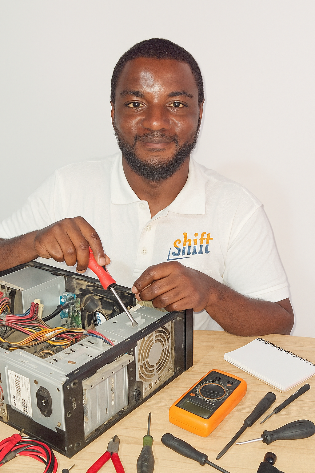 Technicien réparant un PC